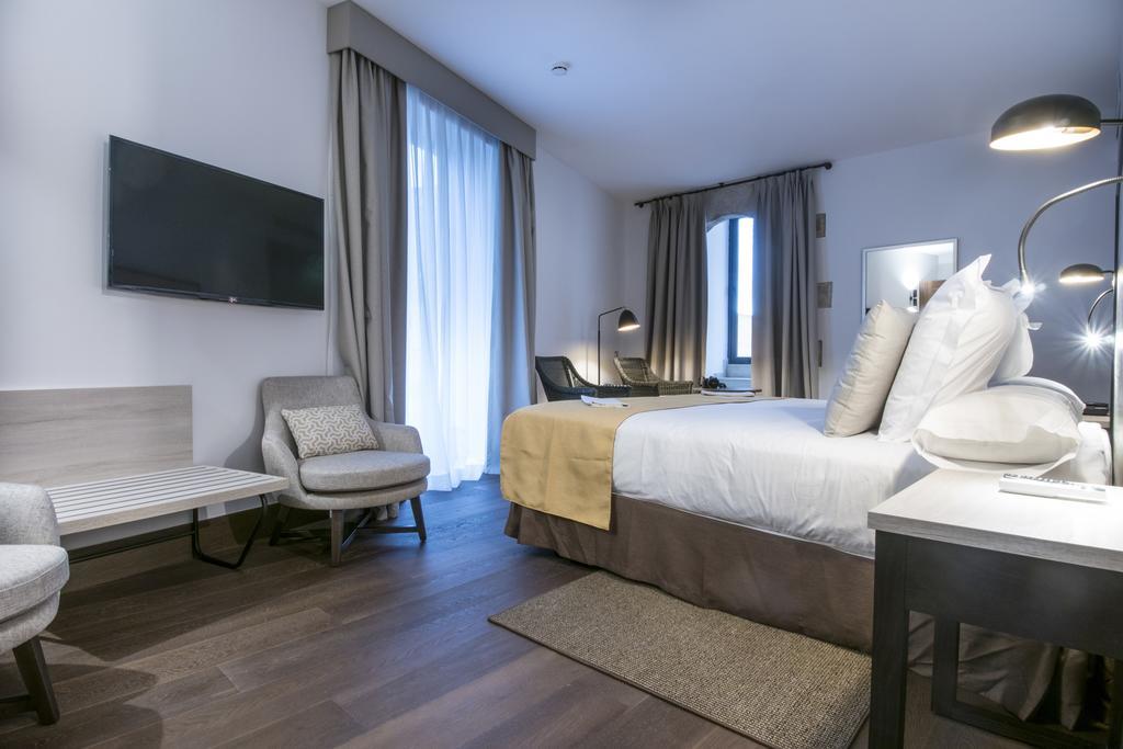 Standard Double Room (2 Adults + 1 Child),547178004:JPEG